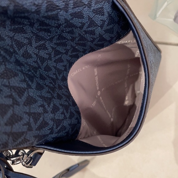 MICHAEL KORS
Jet Set Large Logo Shoulder Bag - Picture 13 of 16